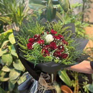 14 Kırmızı - 1 Beyaz Gül Buketi