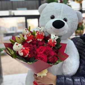 Orta Boy Beyaz Ayıcık, 21 Adet Gül ve Mini Ayıcıklar | Diyarbakır Çiçekçi