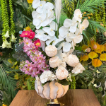 Lüks Orkide ve Gül Aranjmanı – Gold Vazoda Premium Tasarım