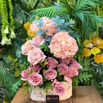 Pembe Gül ve Şakayık Aranjmanı – Romantik Dekoratif Çiçek