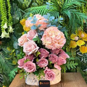 Pembe Gül ve Şakayık Aranjmanı – Romantik Dekoratif Çiçek