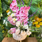 Pembe Orkide ve Gül Aranjmanı – Romantik Tasarım