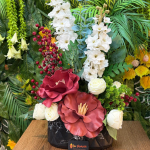 Lüks Çiçek Aranjmanı – Kırmızı & Beyaz Özel Tasarım Çiçek