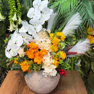 Beyaz Orkide ve Turuncu Çiçek Aranjmanı – Lüks Dekoratif Tasarım