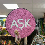 Büyük Boy Aşk Temalı Gül Aranjmanı – “AŞK” Yazılı Özel Tasarım